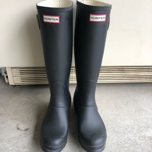 Matte black tall Hunter rainboots  6M/7F